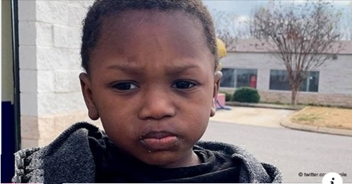 Ein verlassener 2 jährige Junge wurde mit einer Notiz und zusätzlicher Kleidung gefunden